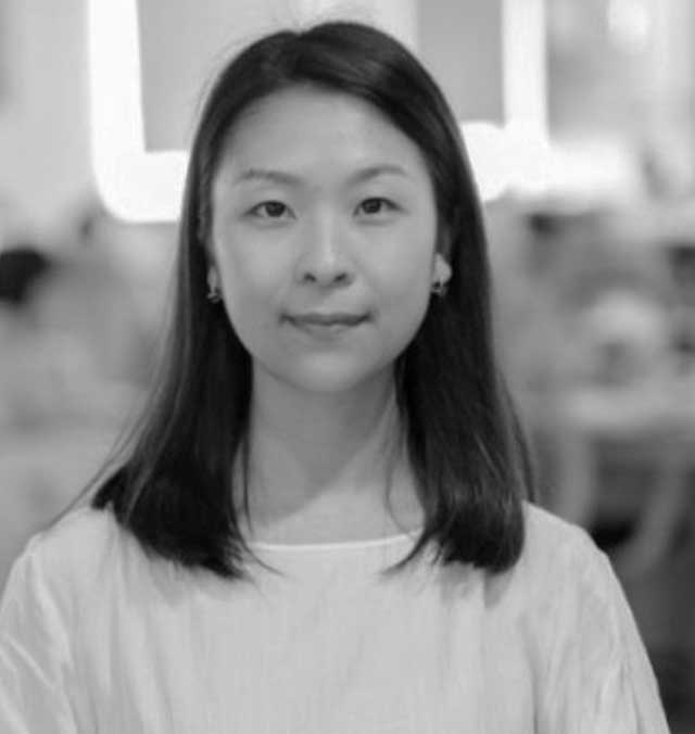 MandyManXiang A black and white photo of Mandy Xiang, with a blurry background.